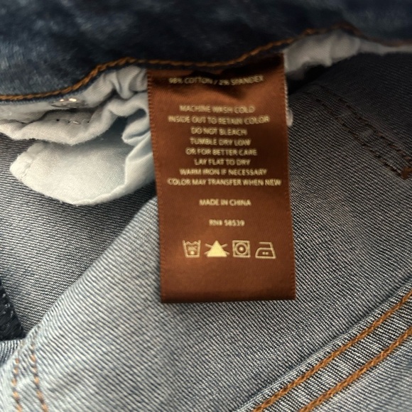 Kut from the Kloth Catherine Boyfriend shorts - Picture 8 of 8